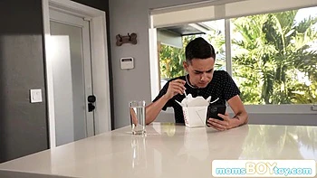 Разъярённая MILF Лилли Джеймс жаждет член пасынка