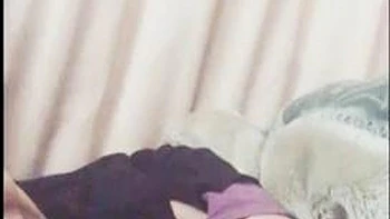 Asiatische Amateurreife fickt sich selbst