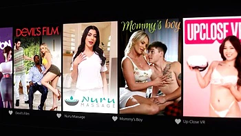 Blonde River Lynn seduz o primo de criação para uma transa selvagem ao ar livre