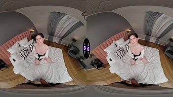 La agente ardiente Pearl folla duro al inquilino cachondo