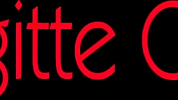 Tgirl latina masturbando com peitos grandes sozinha