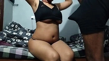 Desi Bhabhi Ragini suce ma grosse bite en parlant sale en hindi