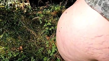 Tetas rebotando azotan pussy sumisa en castigo público