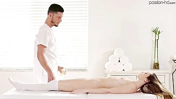 Mackenzie Mace aceitada monta polla larga