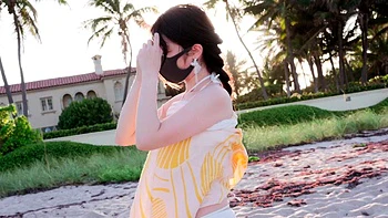 Asiatica delgada sola en la playa