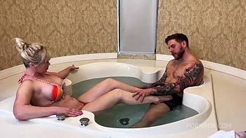 Blonde grosse chatte baisée fort dans le jacuzzi