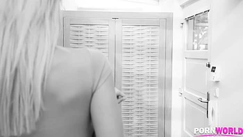 Пышногрудая чешка обожает минет