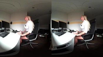 Secrétaire découvre le fétiche pieds femdom du patron