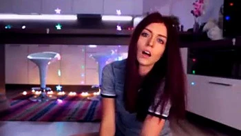 Amadora suada se masturbando sozinha