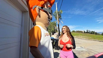 Avalon Mira se la chupa y monta a cuatro en el coche