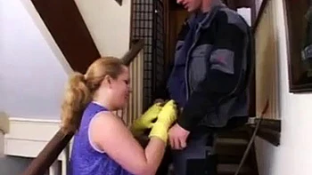 BBW MILF делает минет, догги и наездницу на лестнице