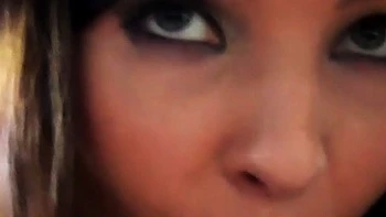 18-летняя шлюшка Вера Эмилия сосет огромный член POV