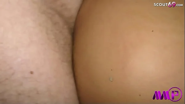 Reife deutsche Sexy Susi nimmt fremde Typen für AO Orgie im Auto mit