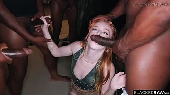 Petite rousse Madi Collins premier gangbang BBC DP bâillonnée