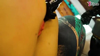 Lesbianas de látex follan anal con juguetes