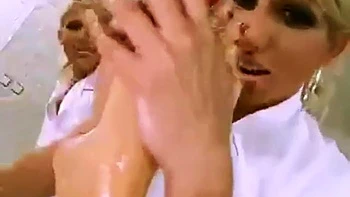 Mature grosses seins léchée et crevée