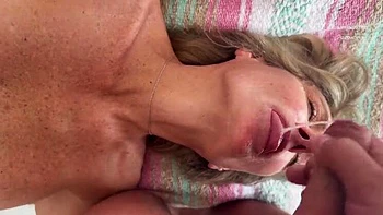 MILF loira fodida na buceta e bunda, goza na boca