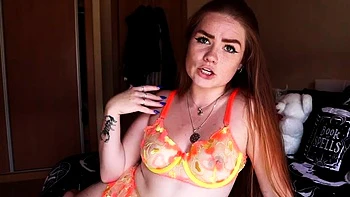 Deusa ruiva Roxy só com os mamilos