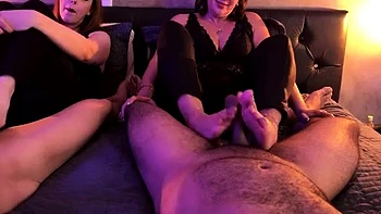 Nara y Syl chupan dos pollas con fetiche de pies POV