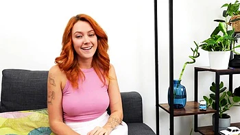 Polla en culo con pelirroja ardiente