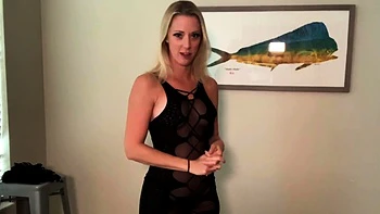 Vicky Stark em vestido preto sexy sozinha