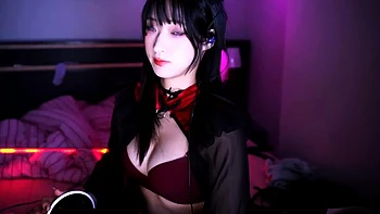 Brünette MILF mit großen Titten kommt ASMR