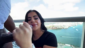 Lissa Aires con culo enorme hace interracial perrito y polla