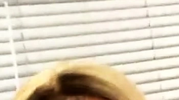 Irene se masturba na ducha com close-up