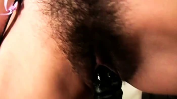 Японская офисная шлюха сосёт член и дрочит в чулках