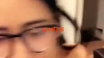 Asiática chupando pau cavalga como cowgirl