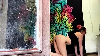 Брюнетка мастурбирует после йоги