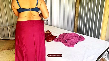 Hiras geile Fantasie in rotem Saree und blauer Wäsche