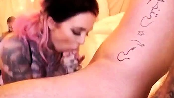 Amadora tatuada chupando pau na webcam
