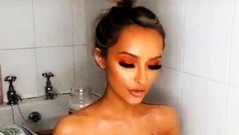 Skylar Taylor se masturba desnuda en la bañera