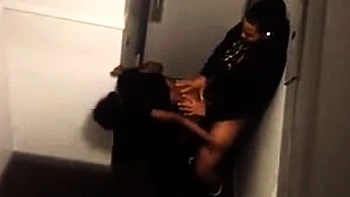 Черная любительница трахается под скрытой камерой