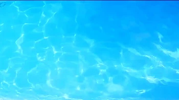 Брюнетка MILF Дафни Роуз играет с анусом