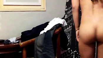 Chica coreana asiática se masturba su coño peludo