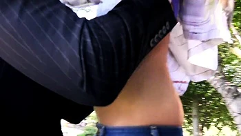 Naughty Kimmy Granger engole o pau antes de foder ao ar livre