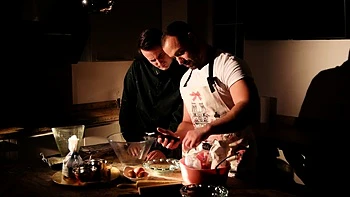 Lovita Fate y Antonia Sainz follan en grupo hardcore