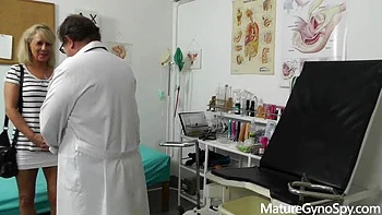 Извращённый доктор тайно снимает секс гинеколога с зрелой бабушкой