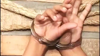 Mulâtre gémit en se faisant baiser en levrette