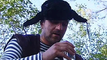 Russo peituda montando a cavalo