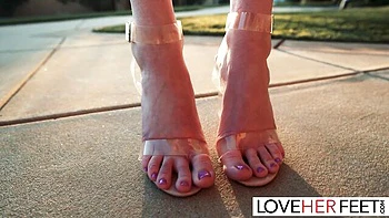 Hayley faz footjob fetichista e adora pés