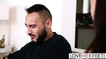 Люблю её ноги: фетишный футджоб с богиней ног