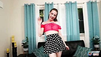 Transgirl solo se branle et jouit