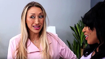 Großbusige Blonde und Ebony Babe im Gruppensex