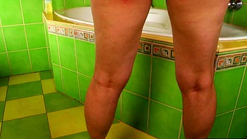 Brunette tetona en ducha sola