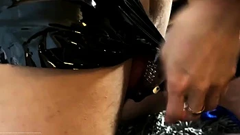 Lord Maria sperrt ein, pluggt und croppt unseren Cuck