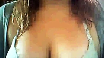 Amadora francesa morena tira a roupa e mostra os mamilos