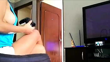 Brünette Gamerin masturbiert mit Toys vor Spionagekamera